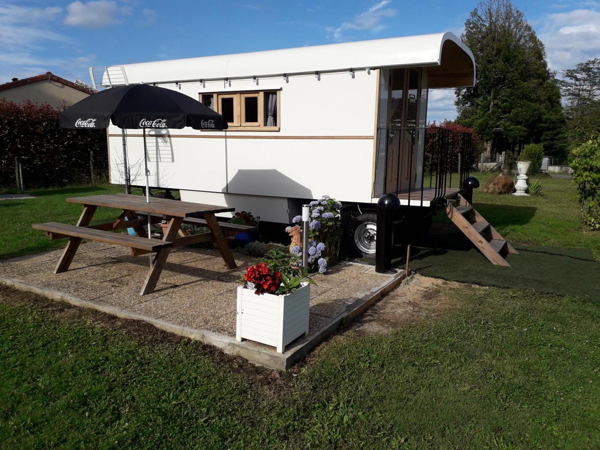 La Roulotte Des Trois Arbres Bed & Breakfast Oradour-sur-Glane Exterior foto