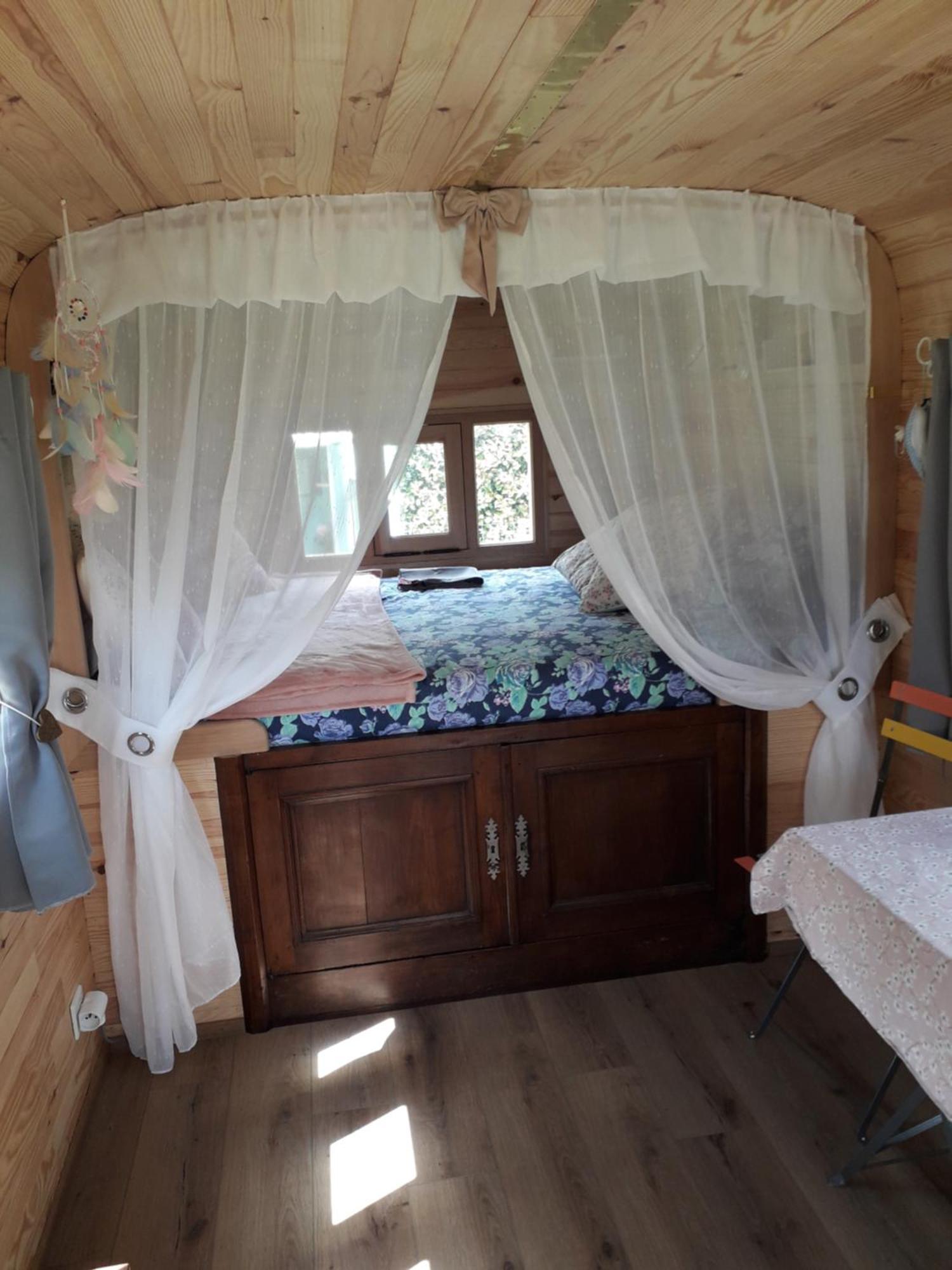 La Roulotte Des Trois Arbres Bed & Breakfast Oradour-sur-Glane Exterior foto